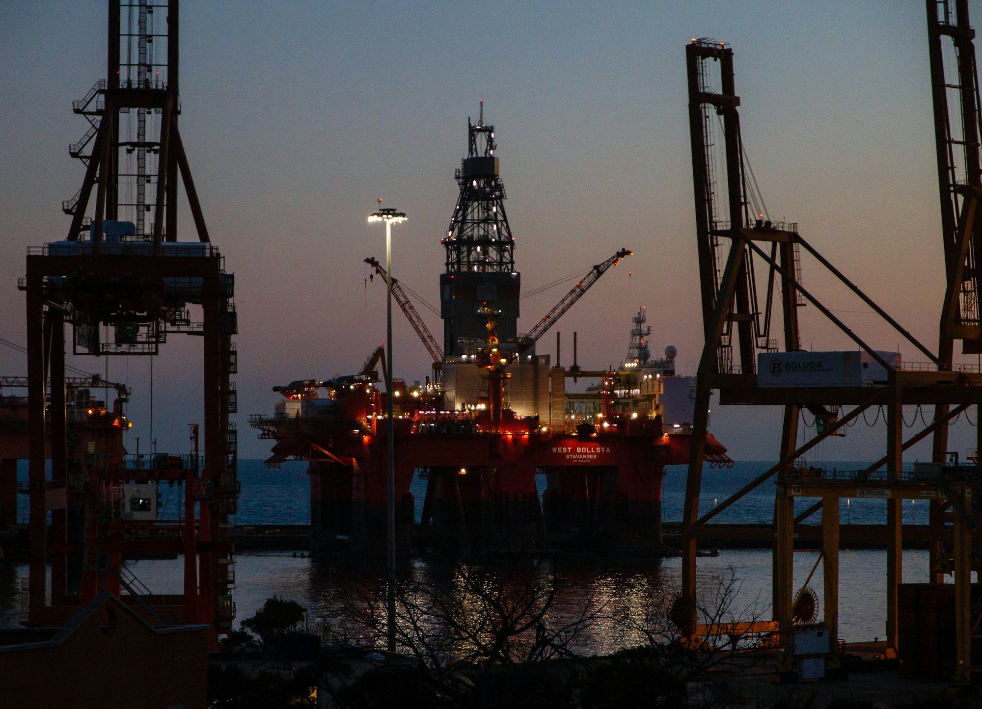 Drilling rig in harbour